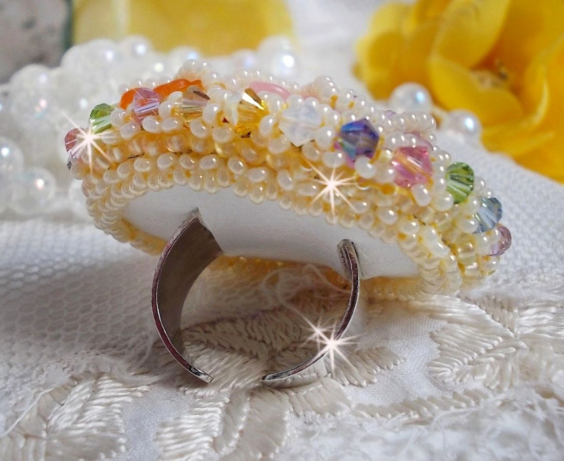 Bague Garden Flowers brod&eacute;e avec des cristaux de Swarovski, des fleurs Lucite et des rocailles