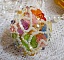 Bague Garden Flowers brod&eacute;e avec des cristaux de Swarovski, des fleurs Lucite et des rocailles