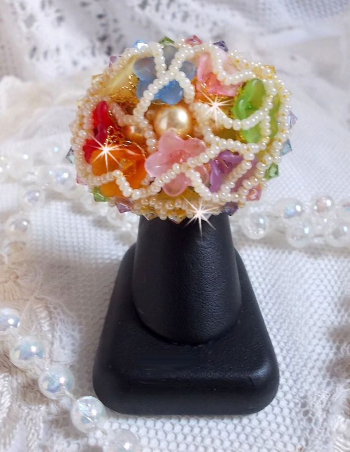 Bague Garden Flowers brod&eacute;e avec des cristaux de Swarovski, des fleurs Lucite et des rocailles