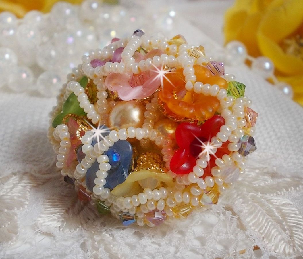 Bague Garden Flowers brod&eacute;e avec des cristaux de Swarovski, des fleurs Lucite et des rocailles