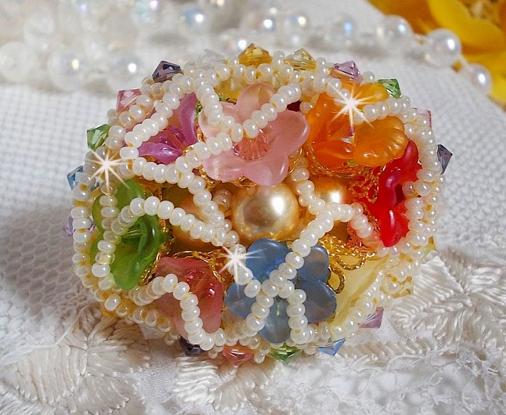 Bague Garden Flowers brod&eacute;e avec des cristaux de Swarovski, des fleurs Lucite et des rocailles