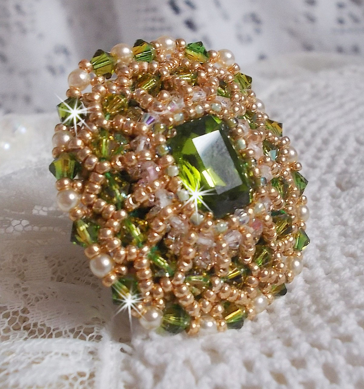 Bague Garden Party brod&eacute;e avec un cabochon en verre de boh&egrave;me des ann&eacute;es 1960 &agrave; laquelle s'ajoute des cristaux de Swarovski, perles nacr&eacute;es, chatons et rocailles Dor&eacute;es sur une bague Bronze