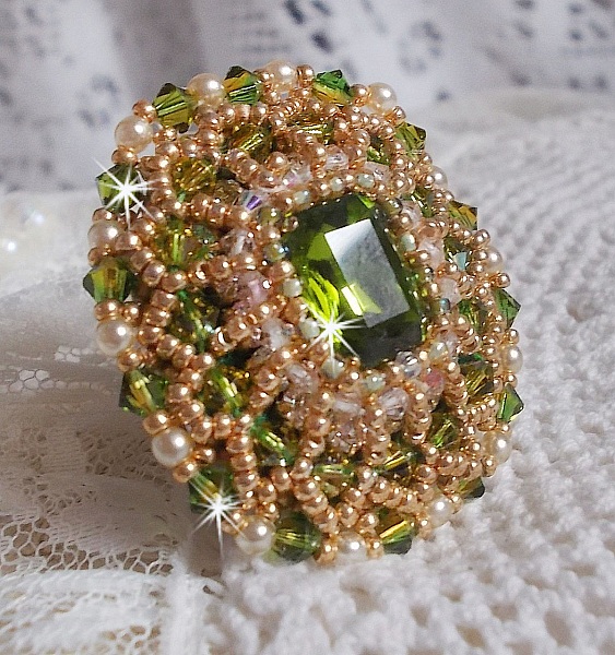 Bague Garden Party brod&eacute;e avec un cabochon en verre de boh&egrave;me des ann&eacute;es 1960 &agrave; laquelle s'ajoute des cristaux de Swarovski, perles nacr&eacute;es, chatons et rocailles Dor&eacute;es sur une bague Bronze