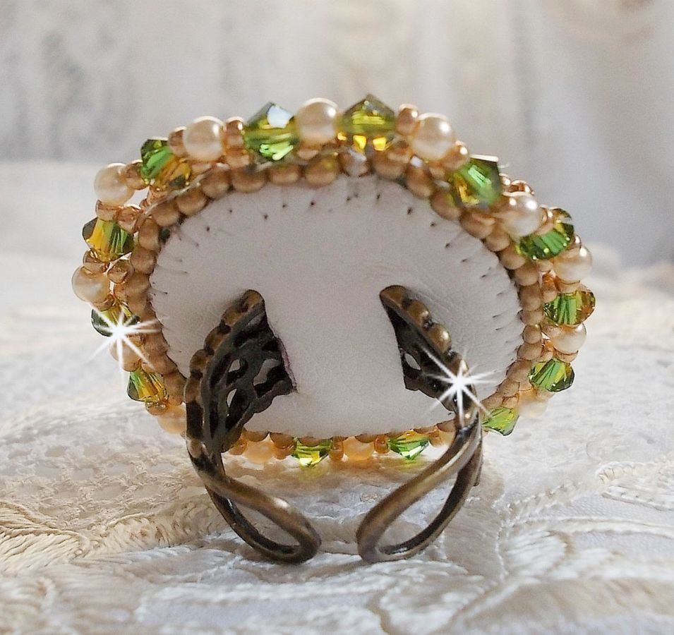 Bague Garden Party brod&eacute;e avec un cabochon en verre de boh&egrave;me des ann&eacute;es 1960 &agrave; laquelle s'ajoute des cristaux de Swarovski, perles nacr&eacute;es, chatons et rocailles Dor&eacute;es sur une bague Bronze
