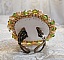 Bague Garden Party brod&eacute;e avec un cabochon en verre de boh&egrave;me des ann&eacute;es 1960 &agrave; laquelle s'ajoute des cristaux de Swarovski, perles nacr&eacute;es, chatons et rocailles Dor&eacute;es sur une bague Bronze