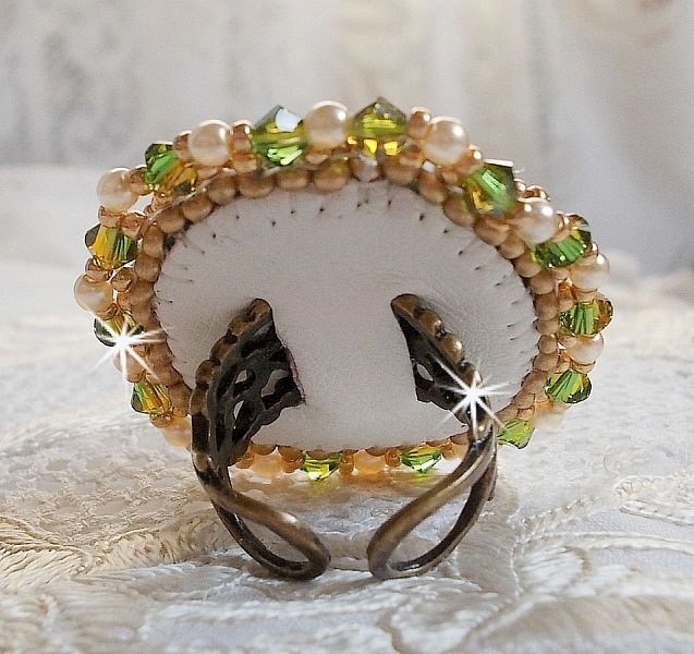 Bague Garden Party brod&eacute;e avec un cabochon en verre de boh&egrave;me des ann&eacute;es 1960 &agrave; laquelle s'ajoute des cristaux de Swarovski, perles nacr&eacute;es, chatons et rocailles Dor&eacute;es sur une bague Bronze