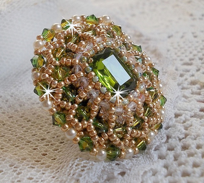 Bague Garden Party brod&eacute;e avec un cabochon en verre de boh&egrave;me des ann&eacute;es 1960 &agrave; laquelle s'ajoute des cristaux de Swarovski, perles nacr&eacute;es, chatons et rocailles Dor&eacute;es sur une bague Bronze