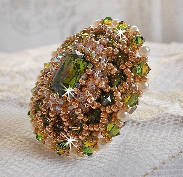 Bague Garden Party brod&eacute;e avec un cabochon en verre de boh&egrave;me des ann&eacute;es 1960 &agrave; laquelle s'ajoute des cristaux de Swarovski, perles nacr&eacute;es, chatons et rocailles Dor&eacute;es sur une bague Bronze