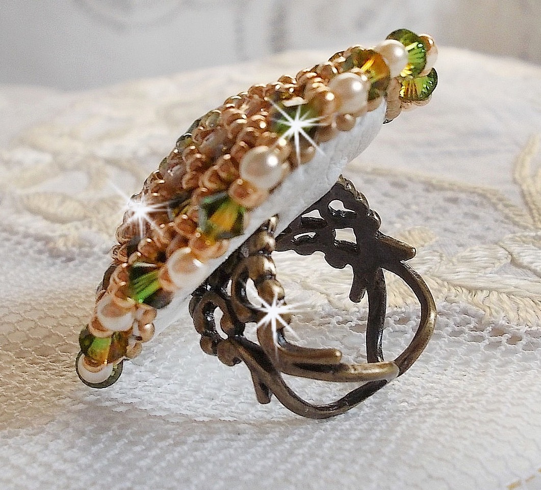 Bague Garden Party brod&eacute;e avec un cabochon en verre de boh&egrave;me des ann&eacute;es 1960 &agrave; laquelle s'ajoute des cristaux de Swarovski, perles nacr&eacute;es, chatons et rocailles Dor&eacute;es sur une bague Bronze