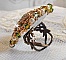 Bague Garden Party brod&eacute;e avec un cabochon en verre de boh&egrave;me des ann&eacute;es 1960 &agrave; laquelle s'ajoute des cristaux de Swarovski, perles nacr&eacute;es, chatons et rocailles Dor&eacute;es sur une bague Bronze