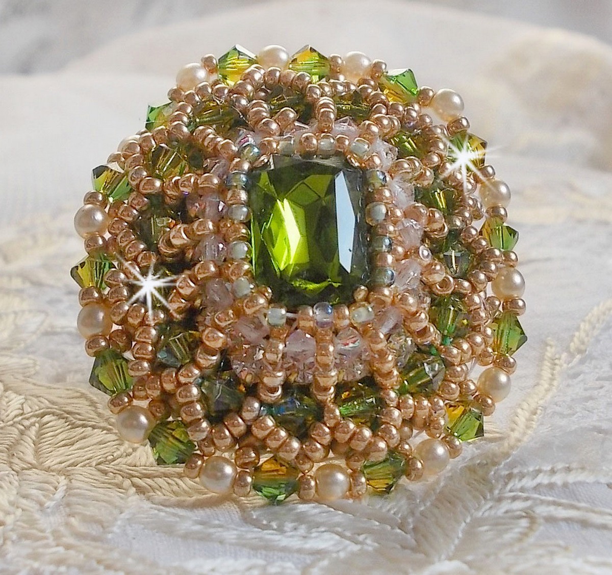 Bague Garden Party brod&eacute;e avec un cabochon en verre de boh&egrave;me des ann&eacute;es 1960 &agrave; laquelle s'ajoute des cristaux de Swarovski, perles nacr&eacute;es, chatons et rocailles Dor&eacute;es sur une bague Bronze