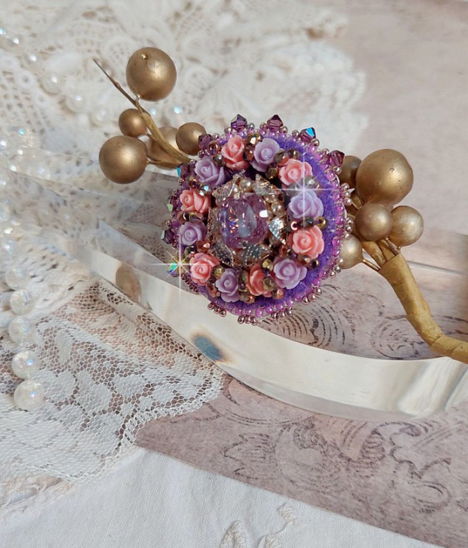 Bague Glace Purple brod&eacute;e avec un cabochon carr&eacute; Violet orn&eacute;e de cabochons roses en r&eacute;sine : Parme et Rose avec des toupies Am&eacute;thyste, facettes en Verre et rocailles. Mont&eacute;s sur une bague Dor&eacute;e