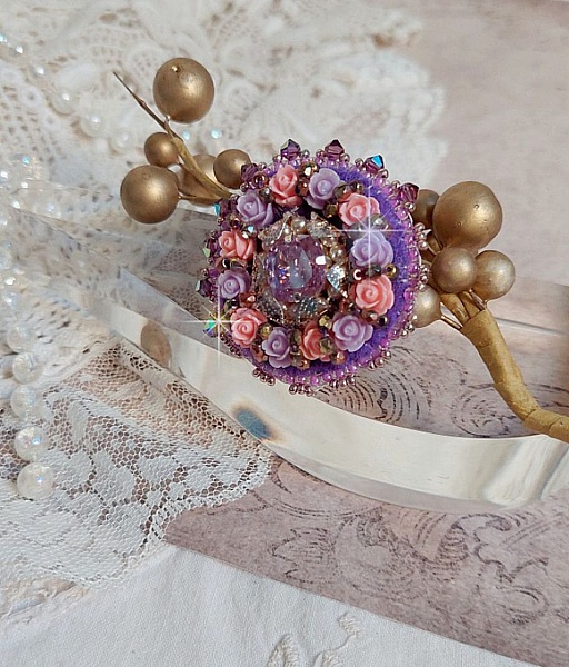 Bague Glace Purple brod&eacute;e avec un cabochon carr&eacute; Violet orn&eacute;e de cabochons roses en r&eacute;sine : Parme et Rose avec des toupies Am&eacute;thyste, facettes en Verre et rocailles. Mont&eacute;s sur une bague Dor&eacute;e