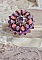 Bague Glace Purple brod&eacute;e avec un cabochon carr&eacute; Violet orn&eacute;e de cabochons roses en r&eacute;sine : Parme et Rose avec des toupies Am&eacute;thyste, facettes en Verre et rocailles. Mont&eacute;s sur une bague Dor&eacute;e