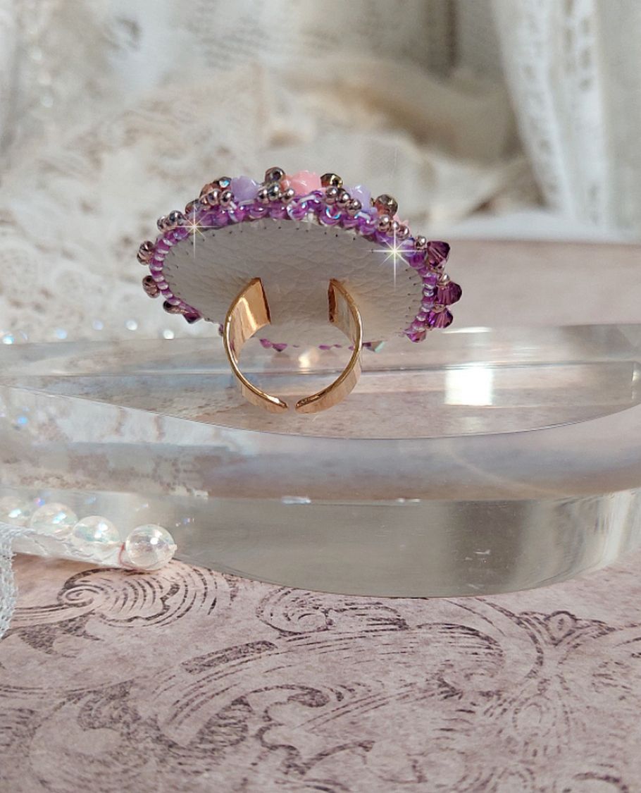 Bague Glace Purple brod&eacute;e avec un cabochon carr&eacute; Violet orn&eacute;e de cabochons roses en r&eacute;sine : Parme et Rose avec des toupies Am&eacute;thyste, facettes en Verre et rocailles. Mont&eacute;s sur une bague Dor&eacute;e