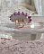 Bague Glace Purple brod&eacute;e avec un cabochon carr&eacute; Violet orn&eacute;e de cabochons roses en r&eacute;sine : Parme et Rose avec des toupies Am&eacute;thyste, facettes en Verre et rocailles. Mont&eacute;s sur une bague Dor&eacute;e