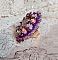 Bague Glace Purple brod&eacute;e avec un cabochon carr&eacute; Violet orn&eacute;e de cabochons roses en r&eacute;sine : Parme et Rose avec des toupies Am&eacute;thyste, facettes en Verre et rocailles. Mont&eacute;s sur une bague Dor&eacute;e