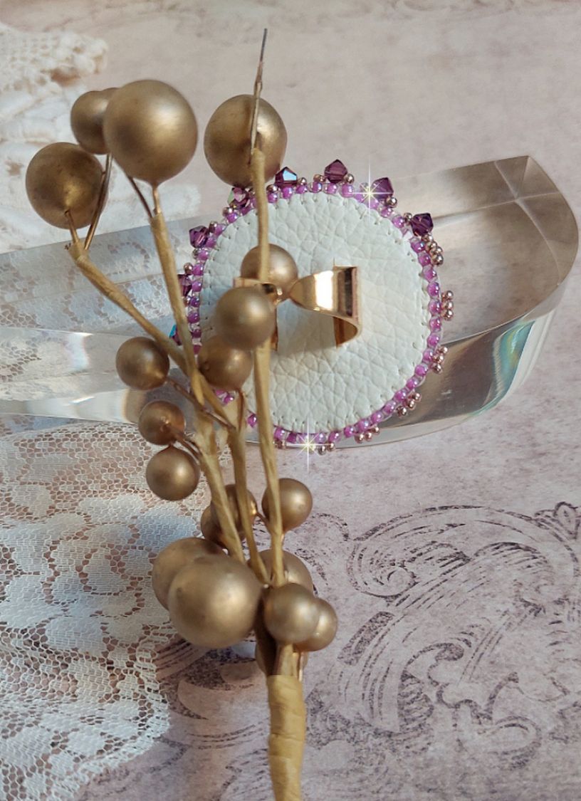 Bague Glace Purple brod&eacute;e avec un cabochon carr&eacute; Violet orn&eacute;e de cabochons roses en r&eacute;sine : Parme et Rose avec des toupies Am&eacute;thyste, facettes en Verre et rocailles. Mont&eacute;s sur une bague Dor&eacute;e