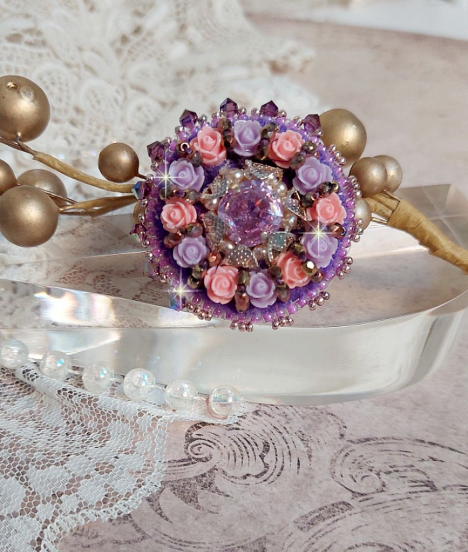 Bague Glace Purple brod&eacute;e avec un cabochon carr&eacute; Violet orn&eacute;e de cabochons roses en r&eacute;sine : Parme et Rose avec des toupies Am&eacute;thyste, facettes en Verre et rocailles. Mont&eacute;s sur une bague Dor&eacute;e
