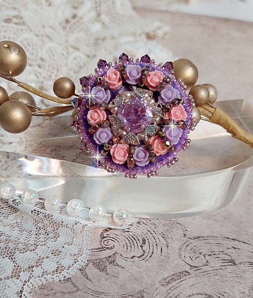 Bague Glace Purple brod&eacute;e avec un cabochon carr&eacute; Violet orn&eacute;e de cabochons roses en r&eacute;sine : Parme et Rose avec des toupies Am&eacute;thyste, facettes en Verre et rocailles. Mont&eacute;s sur une bague Dor&eacute;e