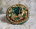 Bague Green Iris brod&eacute;e avec un cabochon Emeraude orn&eacute;e de chatons fleurs cristal sertis, rocailles Vert Opaque et Gold. Mont&eacute;s sur feutrine Verte et sur une bague plateau Dor&eacute;e, un style Contemporain