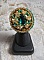 Bague Green Iris brod&eacute;e avec un cabochon Emeraude orn&eacute;e de chatons fleurs cristal sertis, rocailles Vert Opaque et Gold. Mont&eacute;s sur feutrine Verte et sur une bague plateau Dor&eacute;e, un style Contemporain