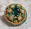 Bague Green Iris brod&eacute;e avec un cabochon Emeraude orn&eacute;e de chatons fleurs cristal sertis, rocailles Vert Opaque et Gold. Mont&eacute;s sur feutrine Verte et sur une bague plateau Dor&eacute;e, un style Contemporain