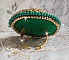 Bague Green Iris brod&eacute;e avec un cabochon Emeraude orn&eacute;e de chatons fleurs cristal sertis, rocailles Vert Opaque et Gold. Mont&eacute;s sur feutrine Verte et sur une bague plateau Dor&eacute;e, un style Contemporain