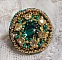 Bague Green Iris brod&eacute;e avec un cabochon Emeraude orn&eacute;e de chatons fleurs cristal sertis, rocailles Vert Opaque et Gold. Mont&eacute;s sur feutrine Verte et sur une bague plateau Dor&eacute;e, un style Contemporain