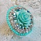 Bague Blue Flowers brod&eacute;e avec un cabochon en forme de rose en r&eacute;sine, cha&icirc;ne strass Cristal, toupies Jet de haute qualit&eacute; AB2X et farfalles ovales. Les couleurs sont : l&rsquo;Argent&eacute; et le Vert Menthe