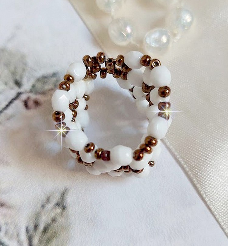Bague Horizon mont&eacute;e avec des facettes en verre de boh&egrave;me et des rocailles en verre. Un beau duo de couleurs Blanc et Bronze pour un style contemporain