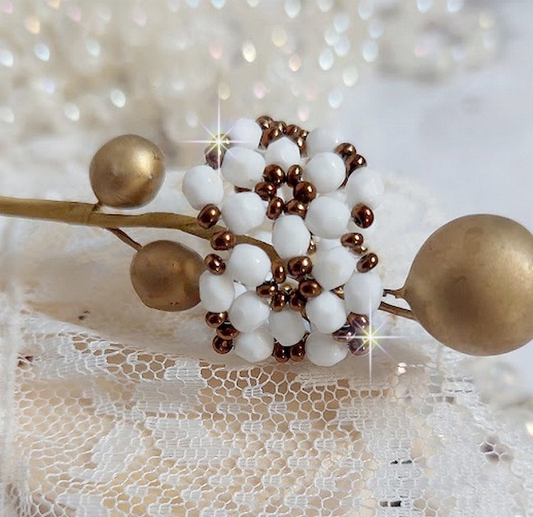 Bague Horizon mont&eacute;e avec des facettes en verre de boh&egrave;me et des rocailles en verre. Un beau duo de couleurs Blanc et Bronze pour un style contemporain
