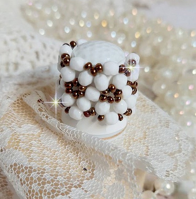 Bague Horizon mont&eacute;e avec des facettes en verre de boh&egrave;me et des rocailles en verre. Un beau duo de couleurs Blanc et Bronze pour un style contemporain