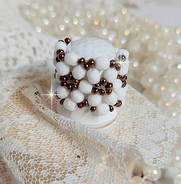 Bague Horizon mont&eacute;e avec des facettes en verre de boh&egrave;me et des rocailles en verre. Un beau duo de couleurs Blanc et Bronze pour un style contemporain