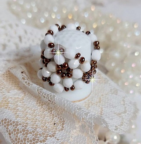 Bague Horizon mont&eacute;e avec des facettes en verre de boh&egrave;me et des rocailles en verre. Un beau duo de couleurs Blanc et Bronze pour un style contemporain
