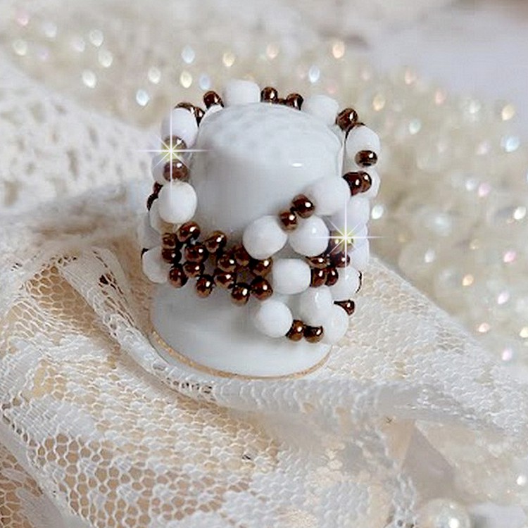 Bague Horizon mont&eacute;e avec des facettes en verre de boh&egrave;me et des rocailles en verre. Un beau duo de couleurs Blanc et Bronze pour un style contemporain