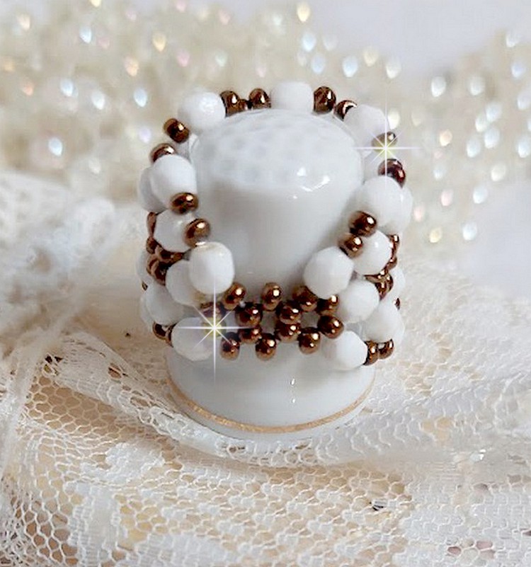 Bague Horizon mont&eacute;e avec des facettes en verre de boh&egrave;me et des rocailles en verre. Un beau duo de couleurs Blanc et Bronze pour un style contemporain