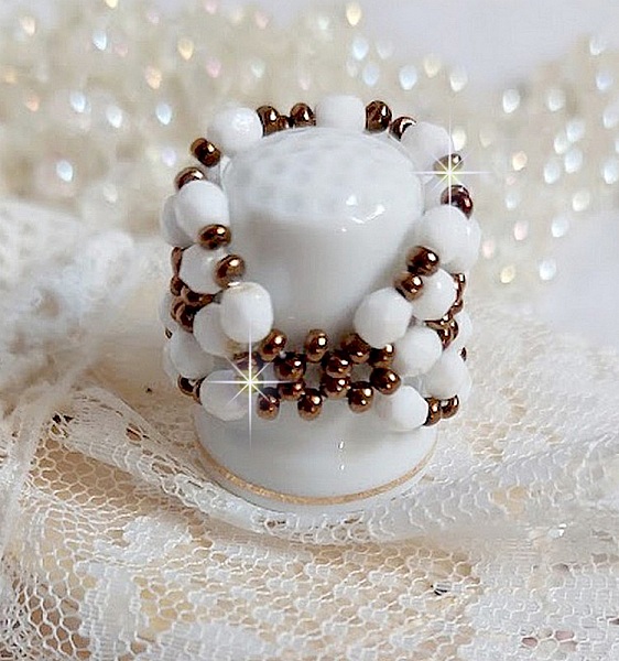 Bague Horizon mont&eacute;e avec des facettes en verre de boh&egrave;me et des rocailles en verre. Un beau duo de couleurs Blanc et Bronze pour un style contemporain