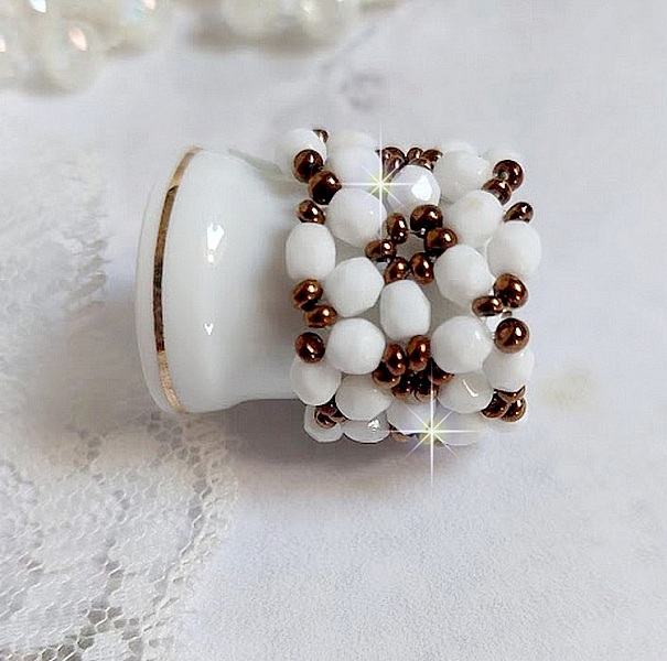 Bague Horizon mont&eacute;e avec des facettes en verre de boh&egrave;me et des rocailles en verre. Un beau duo de couleurs Blanc et Bronze pour un style contemporain
