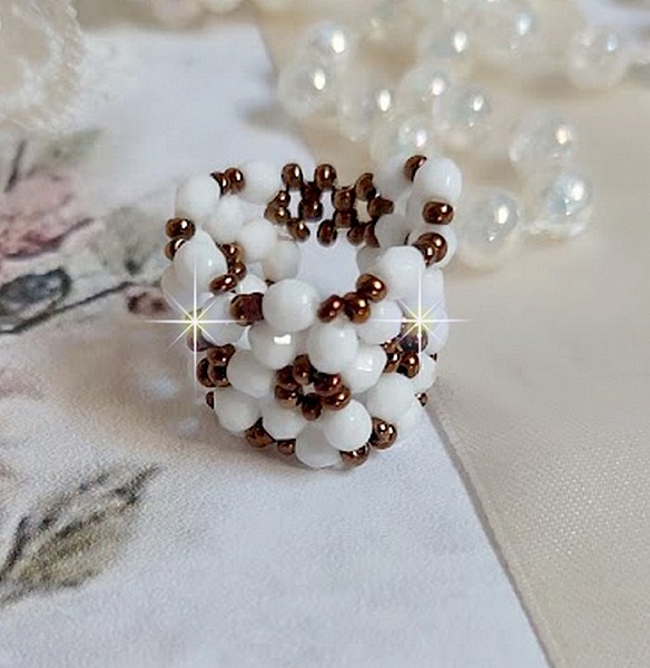 Bague Horizon mont&eacute;e avec des facettes en verre de boh&egrave;me et des rocailles en verre. Un beau duo de couleurs Blanc et Bronze pour un style contemporain