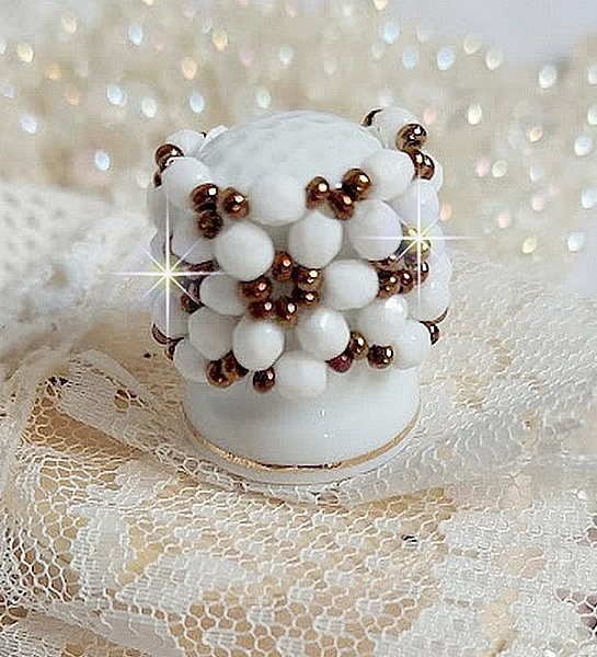 Bague Horizon mont&eacute;e avec des facettes en verre de boh&egrave;me et des rocailles en verre. Un beau duo de couleurs Blanc et Bronze pour un style contemporain