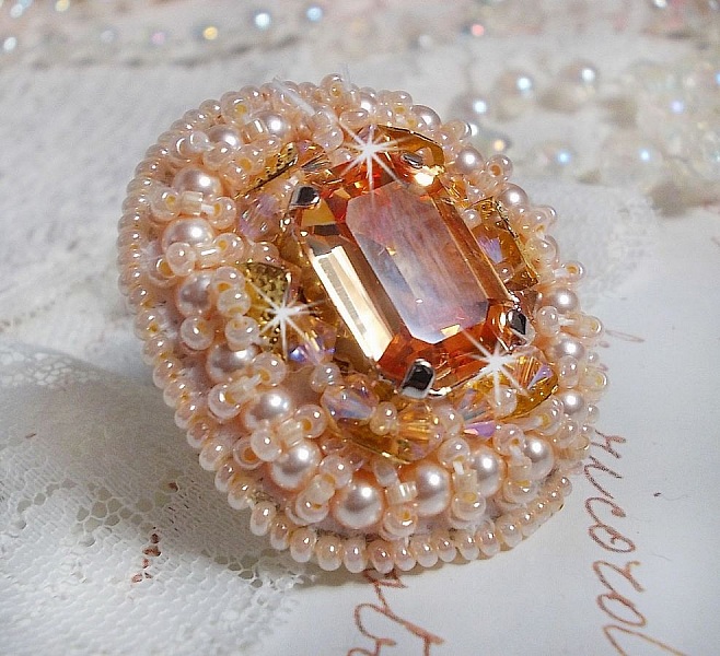 Bague Idylle Beaut&eacute; brod&eacute;e avec cabochon rectangle Light Topaz sur une estampe dor&eacute;e,  orn&eacute;e de perles nacr&eacute;es Ivoire, les rocailles miyuki et les toupies finissent le contour de la bague r&eacute;glable