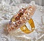 Bague Idylle Beaut&eacute; brod&eacute;e avec cabochon rectangle Light Topaz sur une estampe dor&eacute;e,  orn&eacute;e de perles nacr&eacute;es Ivoire, les rocailles miyuki et les toupies finissent le contour de la bague r&eacute;glable