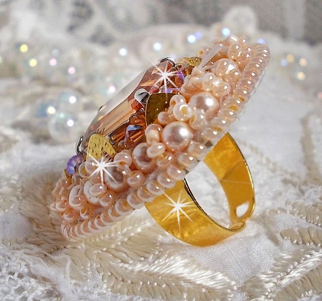 Bague Idylle Beaut&eacute; brod&eacute;e avec cabochon rectangle Light Topaz sur une estampe dor&eacute;e,  orn&eacute;e de perles nacr&eacute;es Ivoire, les rocailles miyuki et les toupies finissent le contour de la bague r&eacute;glable