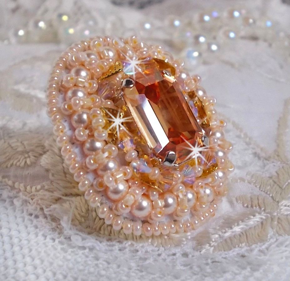 Bague Idylle Beaut&eacute; brod&eacute;e avec cabochon rectangle Light Topaz sur une estampe dor&eacute;e,  orn&eacute;e de perles nacr&eacute;es Ivoire, les rocailles miyuki et les toupies finissent le contour de la bague r&eacute;glable