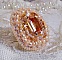 Bague Idylle Beaut&eacute; brod&eacute;e avec cabochon rectangle Light Topaz sur une estampe dor&eacute;e,  orn&eacute;e de perles nacr&eacute;es Ivoire, les rocailles miyuki et les toupies finissent le contour de la bague r&eacute;glable
