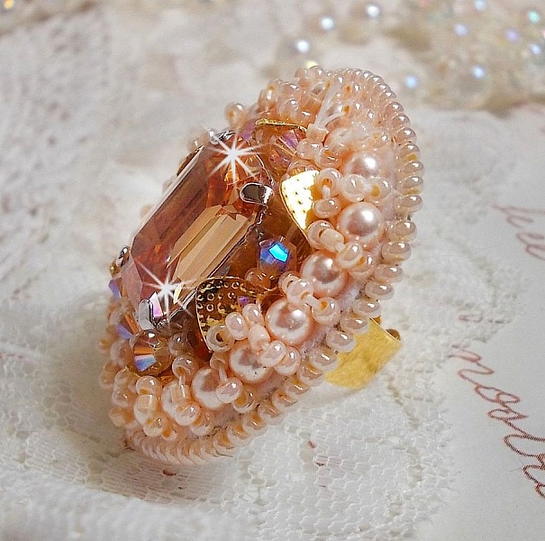 Bague Idylle Beaut&eacute; brod&eacute;e avec cabochon rectangle Light Topaz sur une estampe dor&eacute;e,  orn&eacute;e de perles nacr&eacute;es Ivoire, les rocailles miyuki et les toupies finissent le contour de la bague r&eacute;glable