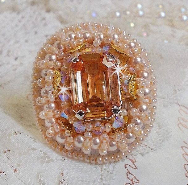 Bague Idylle Beaut&eacute; brod&eacute;e avec cabochon rectangle Light Topaz sur une estampe dor&eacute;e,  orn&eacute;e de perles nacr&eacute;es Ivoire, les rocailles miyuki et les toupies finissent le contour de la bague r&eacute;glable