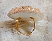 Bague Idylle Beaut&eacute; brod&eacute;e avec cabochon rectangle Light Topaz sur une estampe dor&eacute;e,  orn&eacute;e de perles nacr&eacute;es Ivoire, les rocailles miyuki et les toupies finissent le contour de la bague r&eacute;glable