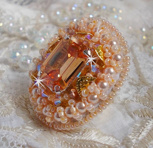 Bague Idylle Beaut&eacute; brod&eacute;e avec cabochon rectangle Light Topaz sur une estampe dor&eacute;e,  orn&eacute;e de perles nacr&eacute;es Ivoire, les rocailles miyuki et les toupies finissent le contour de la bague r&eacute;glable